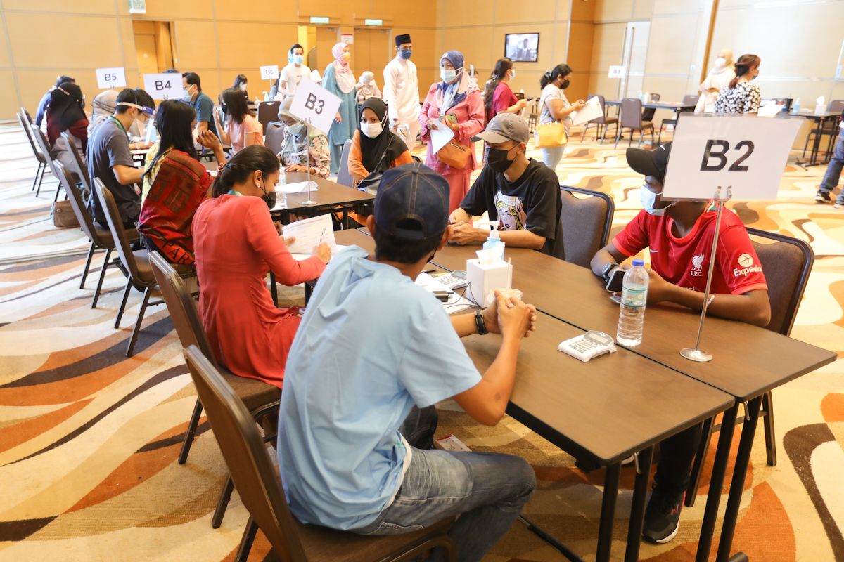 தடுப்பூசி செலுத்தப்படுவதை ஒளிப்பதிவு செய்ய பொதுமக்களுக்கு அனுமதி