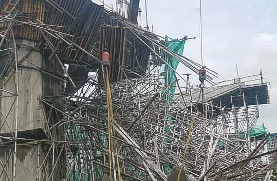 Seorang pekerja tertimbus, perancah tapak laluan LRT runtuh