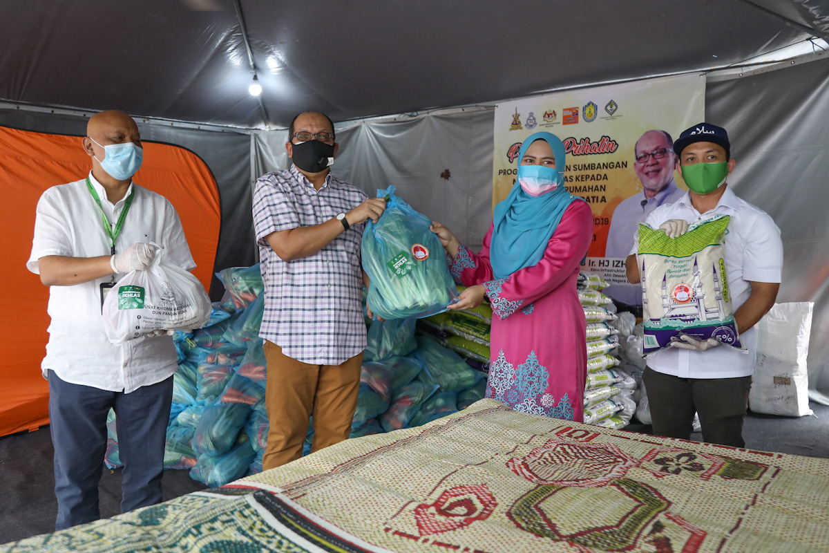 Teliti permohonan beri bantuan tunai kepada penduduk Pandan Indah