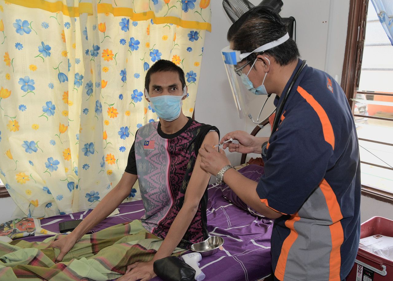 Orang Asli lumpuh 28 tahun terima suntikan vaksin Covid-19 di rumah