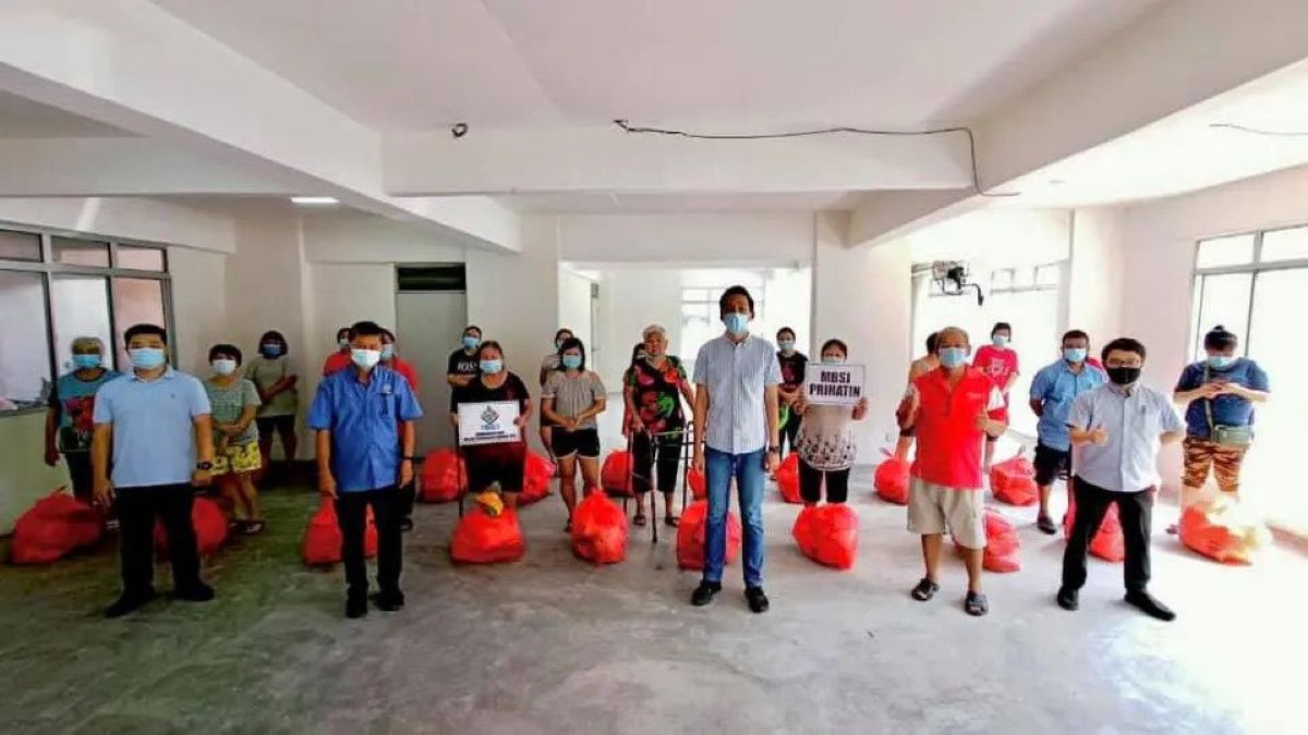 #benderaputih: Selangor reps distribute food aid to those in need