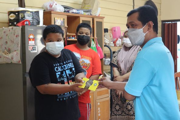 Yide bantu ringan beban tiga beradik yatim piatu