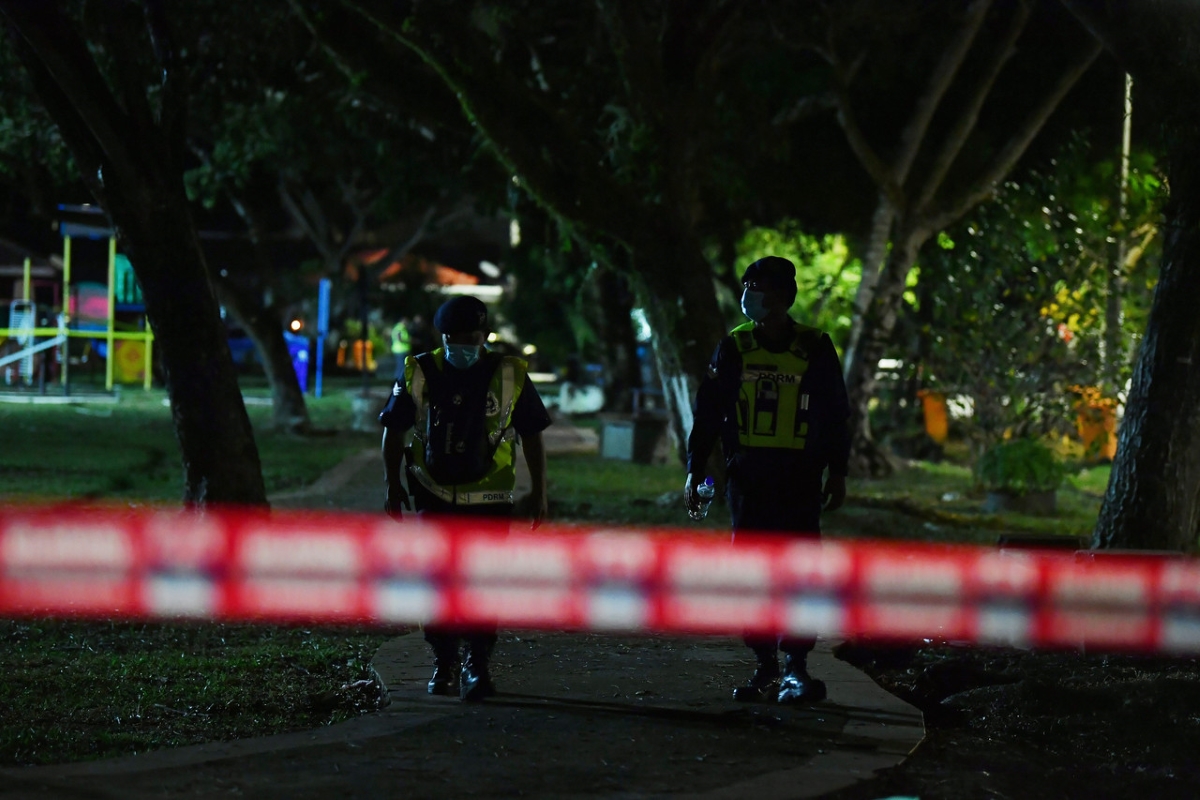 Sepang police help deliver food to residents under quarantine