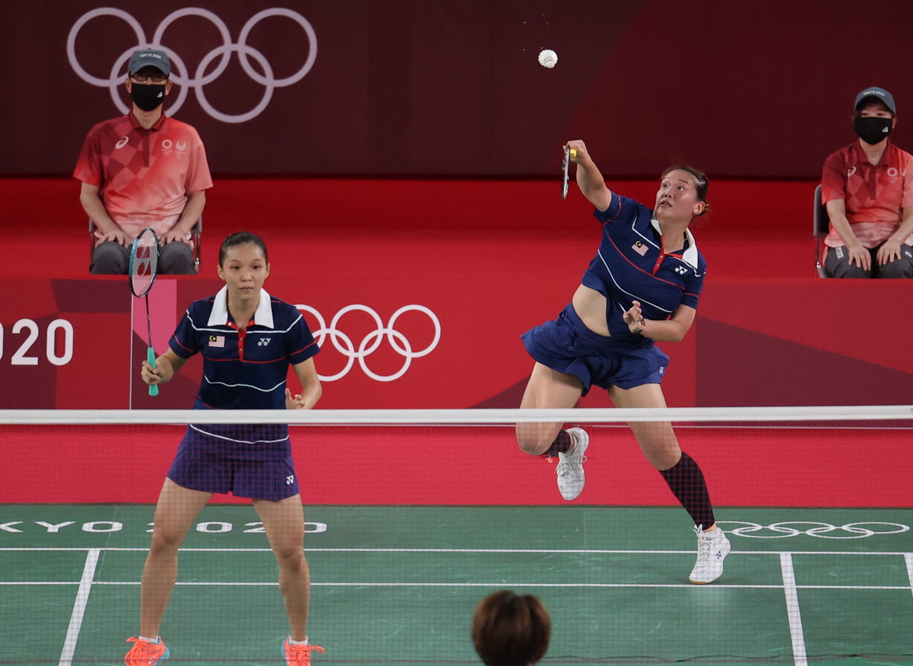 Pemain beregu wanita bersara daripada badminton