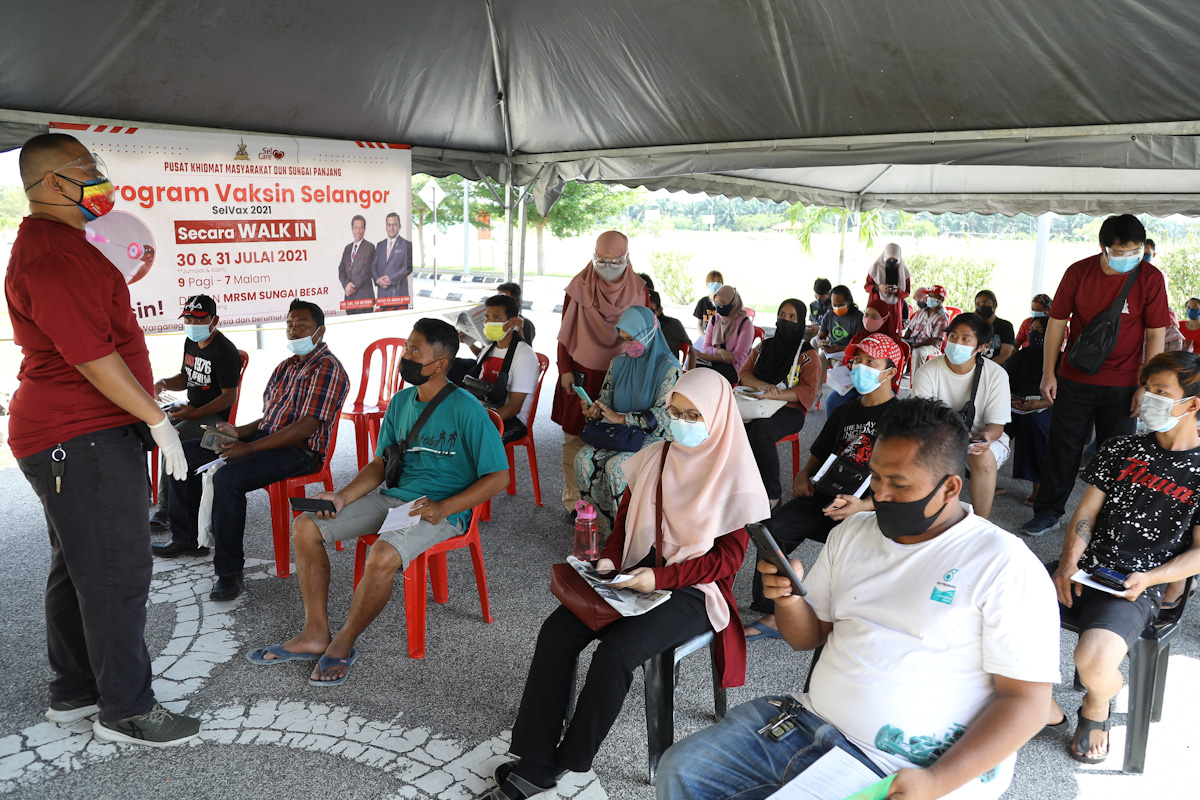 Pemuda buta teknologi selesai terima vaksin, ketua kampung bantu daftar