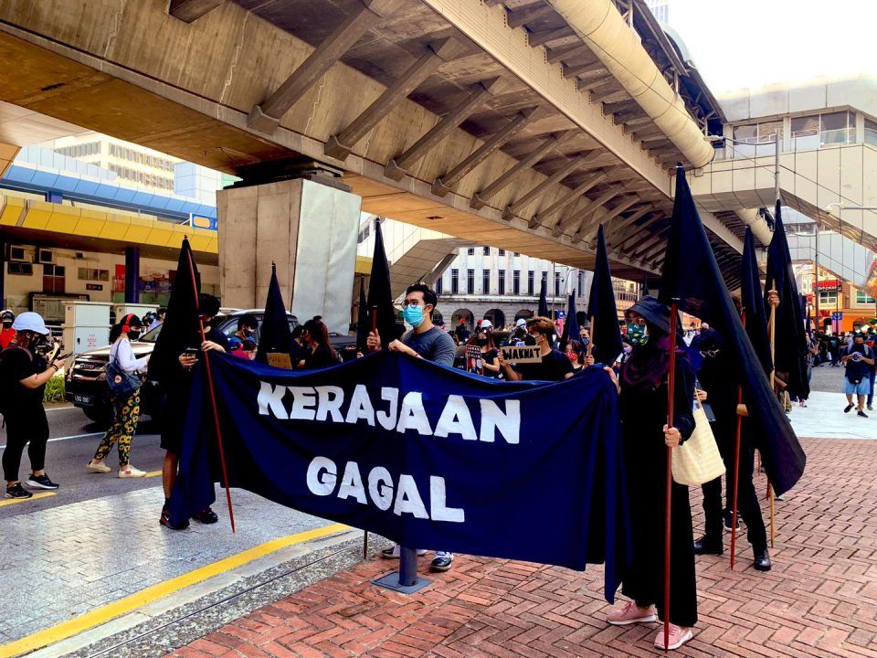 数百黑衣人今早游行到独立广场 促首相辞职