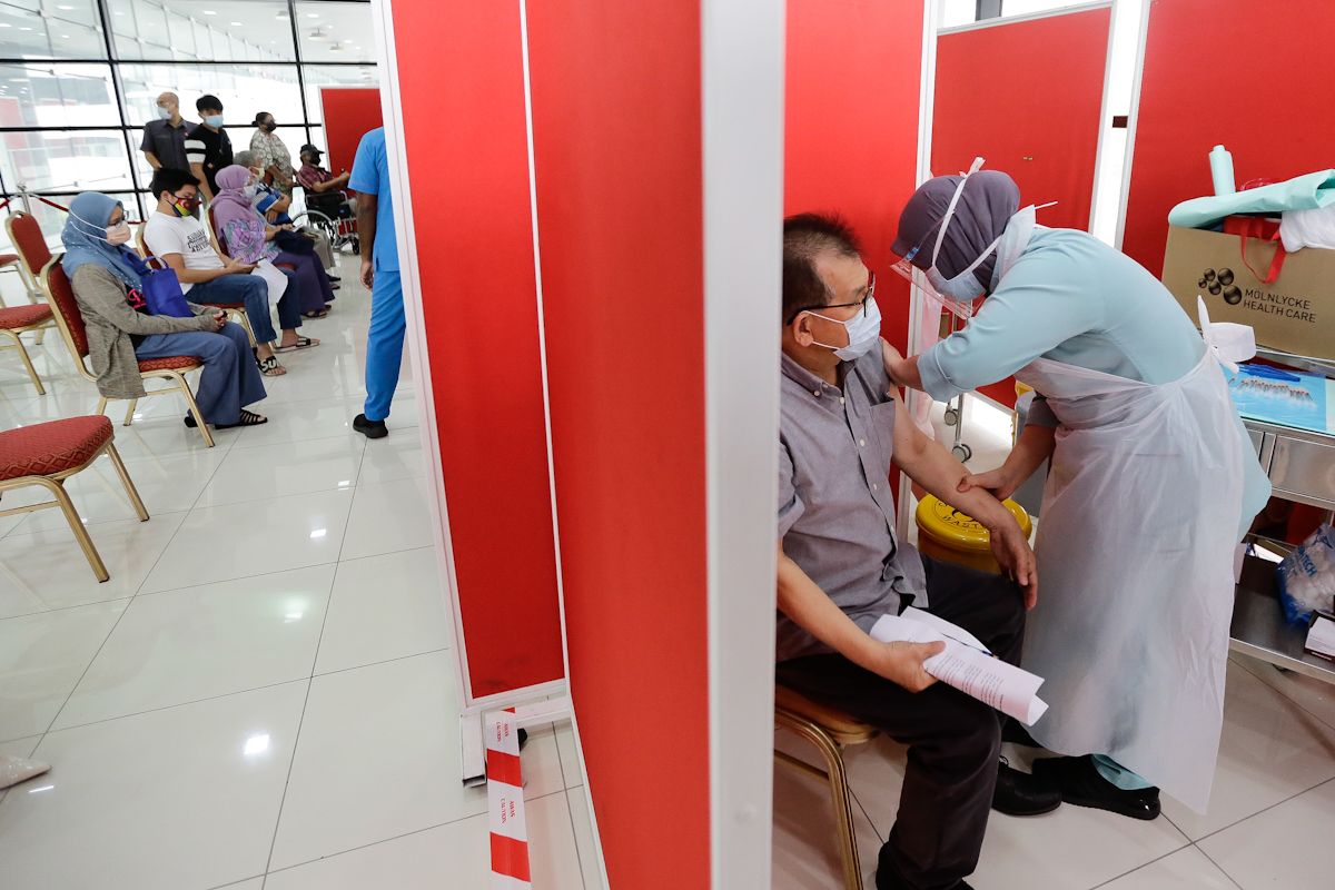 全国昨日施打逾42万剂疫苗 近42%成人完成接种