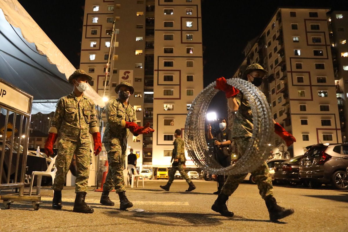 达迈公寓午夜欢呼声阵阵  居民放烟花庆提早解封
