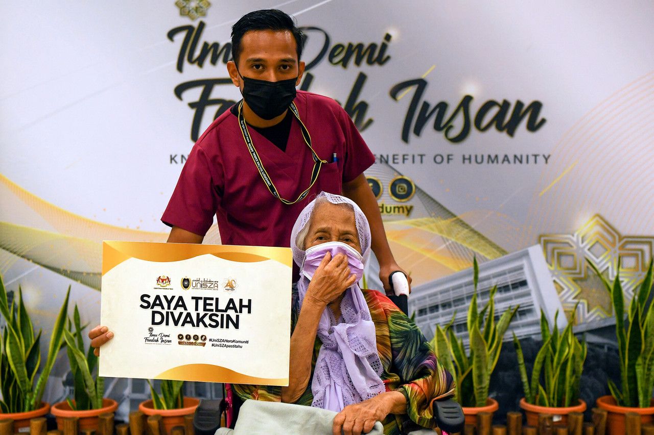 Jururawat lelaki teruja dapat suntik vaksin nenek sendiri usia 102 tahun
