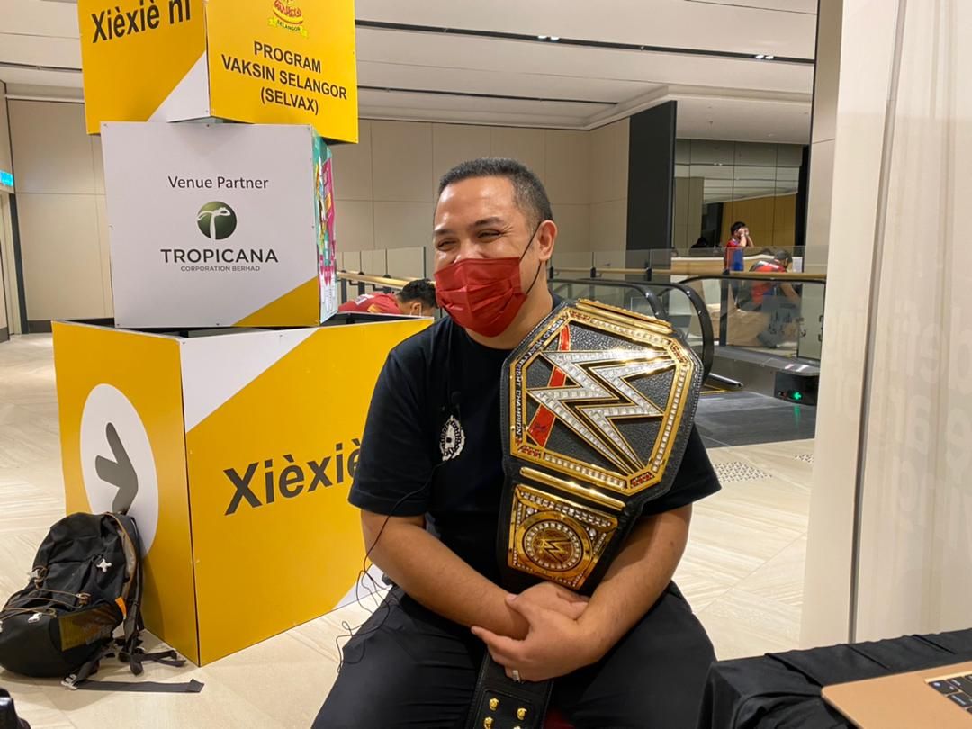 Lengkap dua dos vaksin Selangor, peminat Undertaker bawa tali pinggang 'juara WWE'