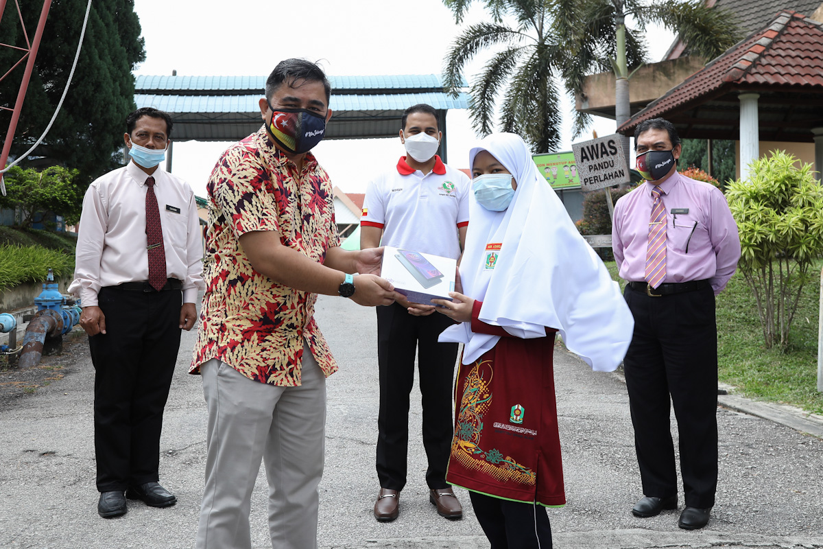 Bantuan sekolah MBI dibuka mulai esok, mohon di pejabat DUN