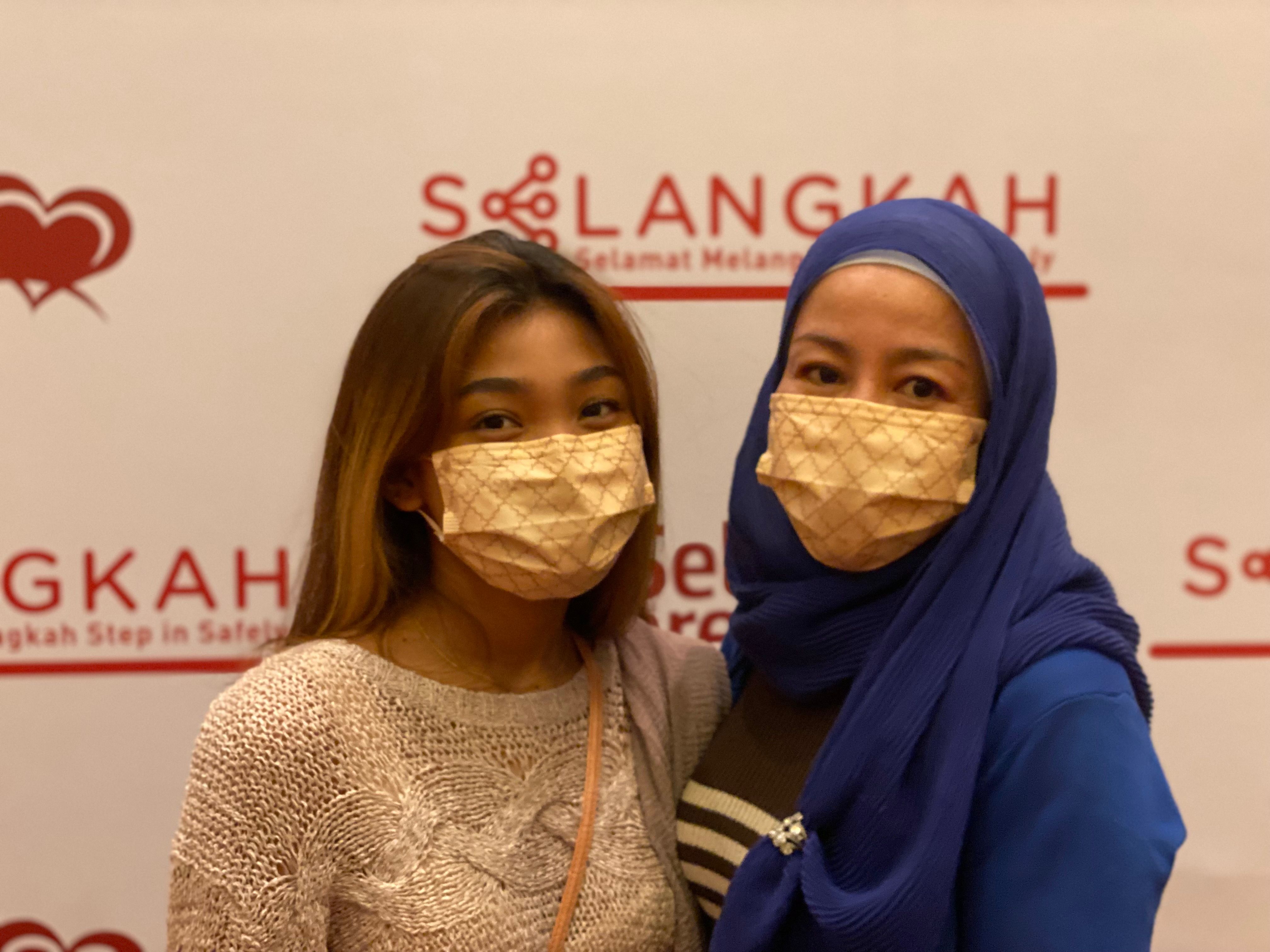 Ibu bawa anak gadis ke PPV, beri semangat suntik vaksin