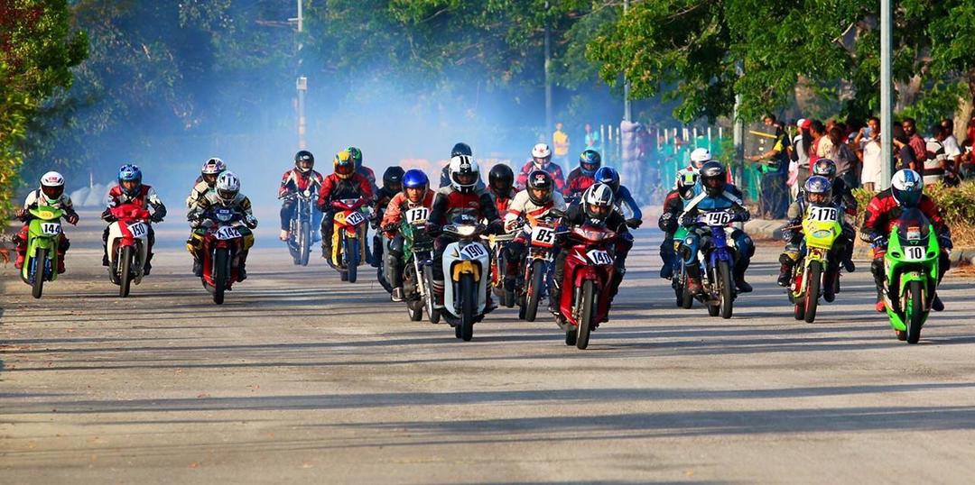 Berkhemah tepi litar, keluarga temani juara dunia Moto3 berlatih