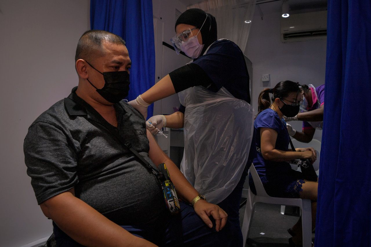 Lapan peratus populasi Malaysia lengkap dua dos vaksin