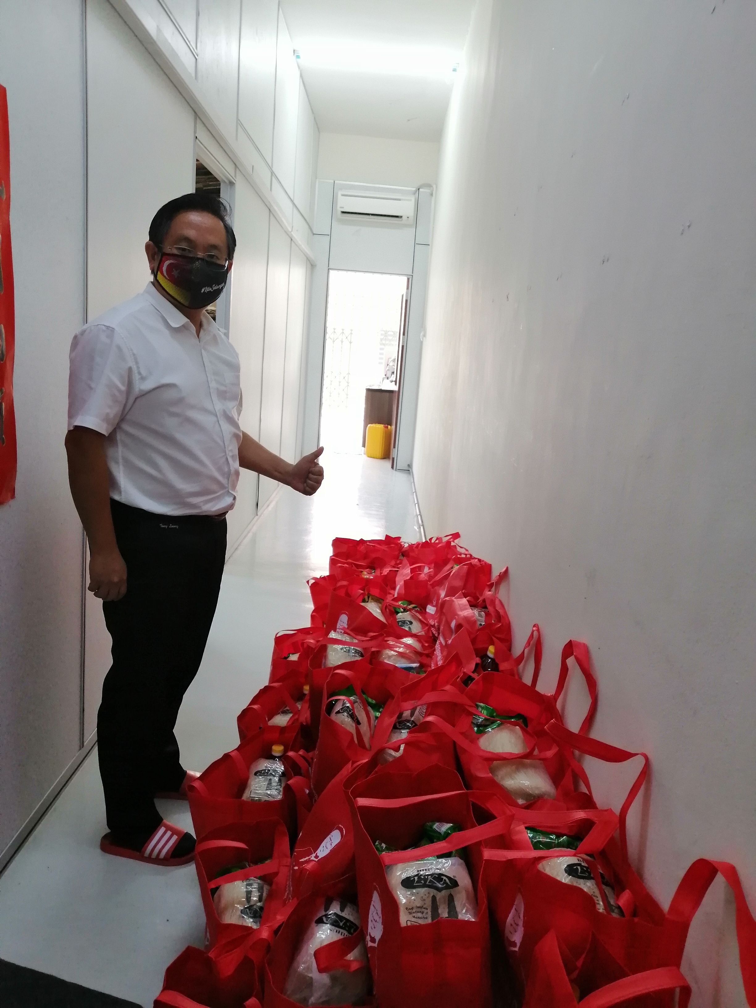 《YB有话说:梁德志2.》携手非政府组织 疫情下送暖弱势群