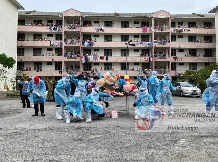 Bunga, coklat, patung beruang hadiah penduduk hargai petugas kesihatan