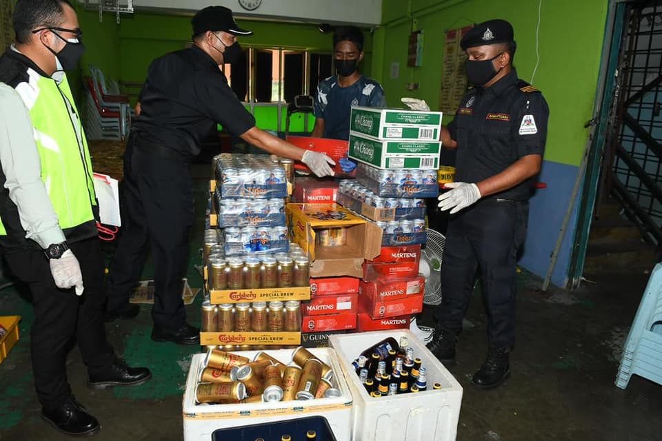 MPS昨取缔2无牌外籍店 扣押88箱烈酒