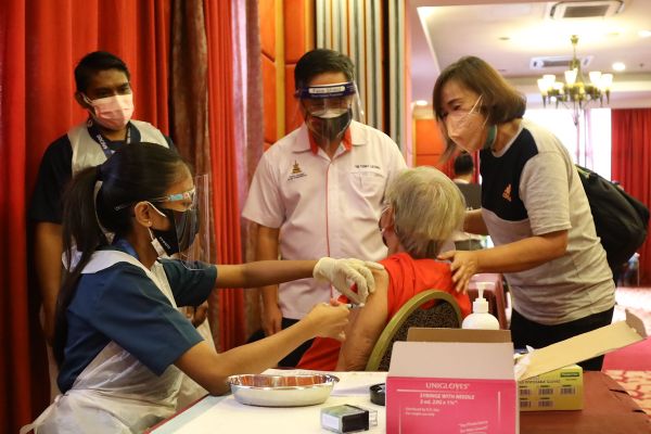 雪政府今起通过15诊所 免费为民施打科兴加强剂