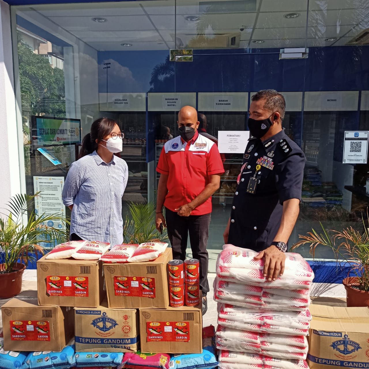 梳邦再也警区设食物银行 黄美诗携居民组织捐干粮响应