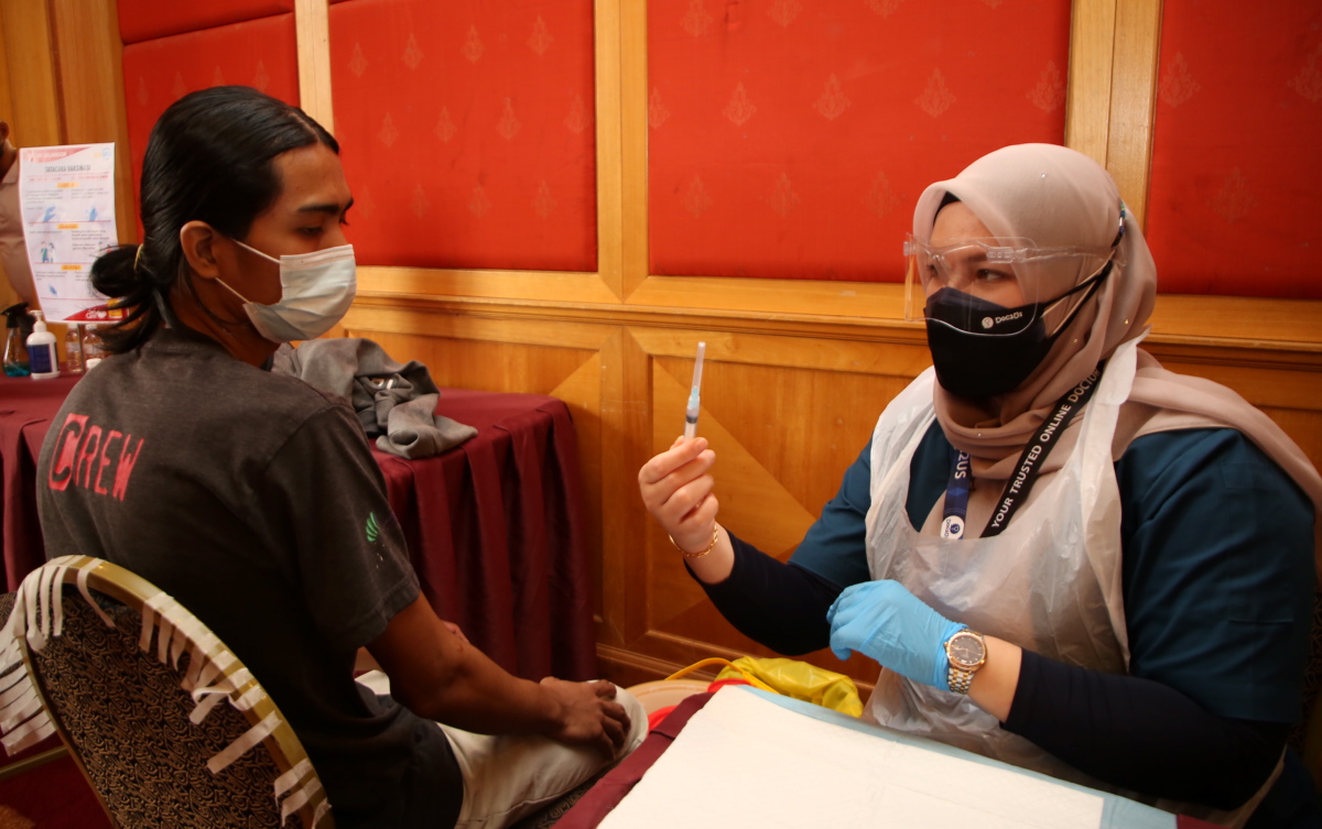 Doktor: Bertenang, elak amal petua pelik ketika suntikan vaksin