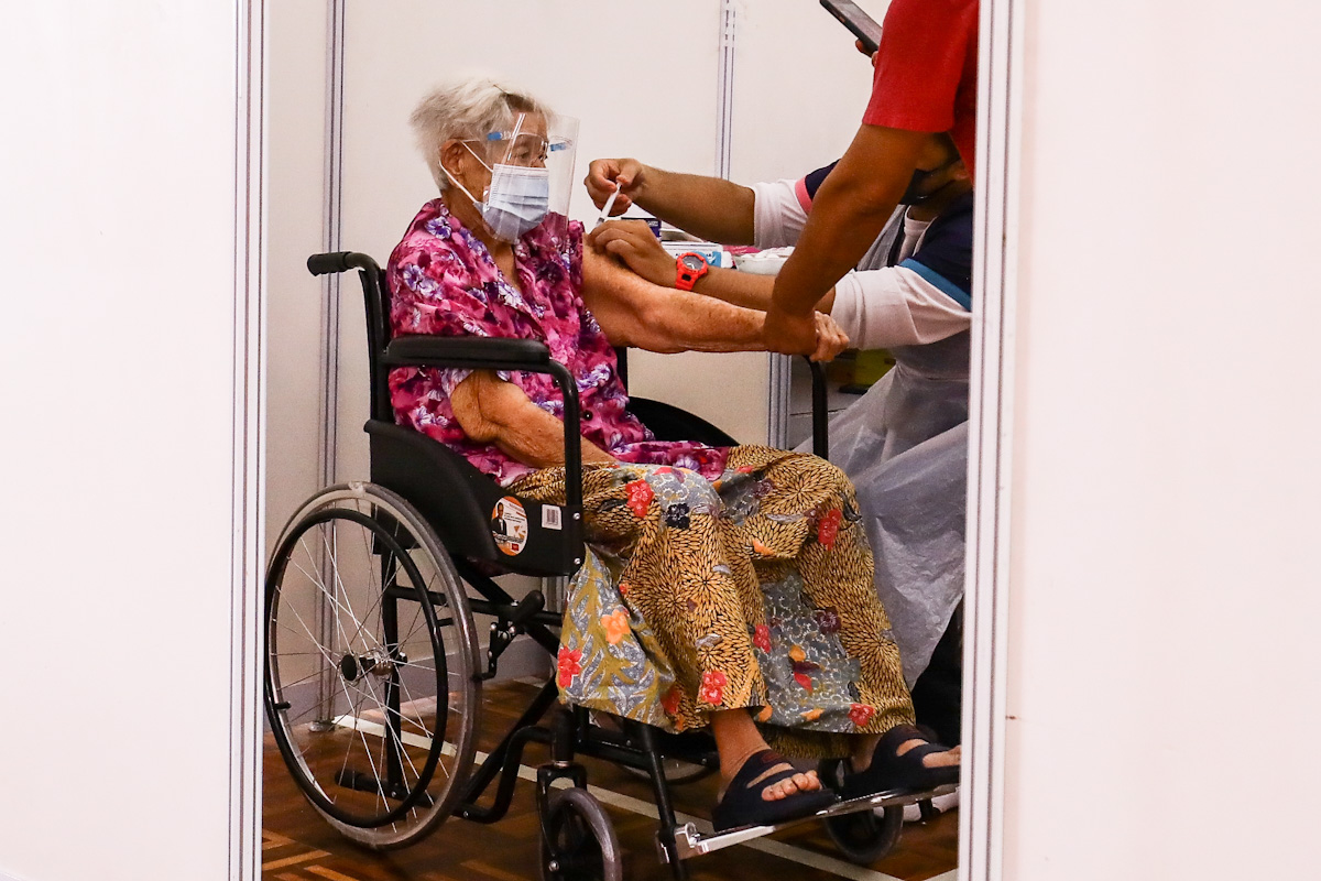 Peniaga bawa ibu, ibu tiri terima vaksin negeri walau fobia jarum