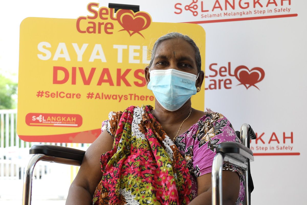 Wanita warga emas lawan takut suntik vaksin demi kekang penularan wabak