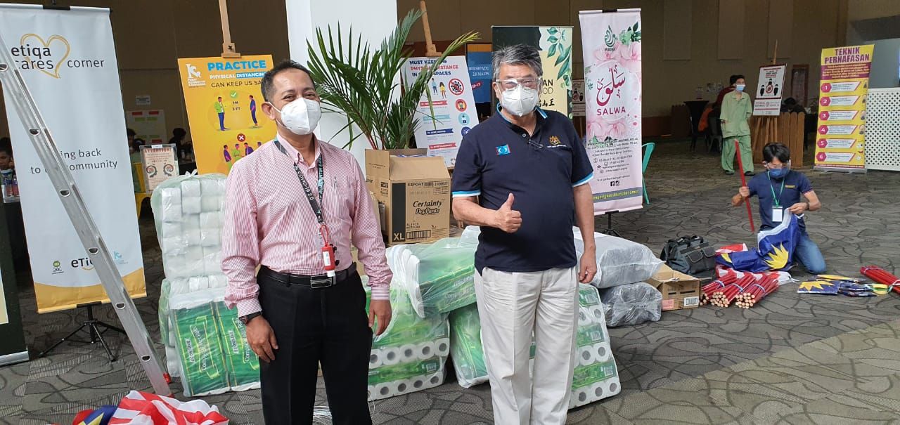 Ahli parlimen Selayang sumbang barang keperluan asas di PKRC Serdang