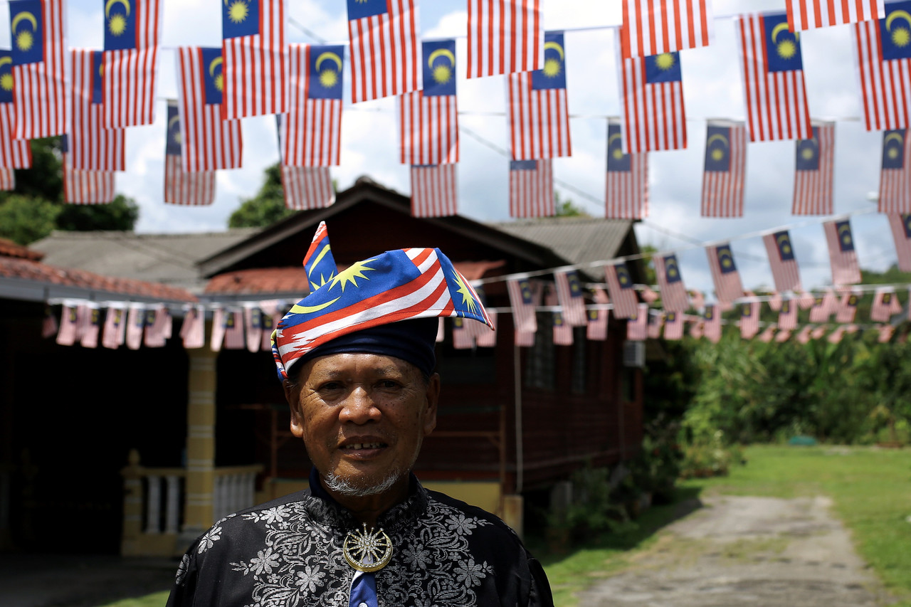 Pesara hiasi halaman rumah dengan ratusan Jalur Gemilang