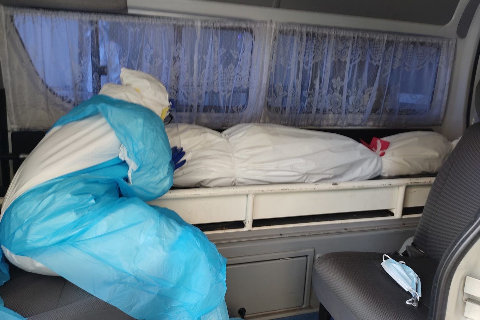 殡葬志工坟前哭断魂  亲手安葬染疫逝世母亲