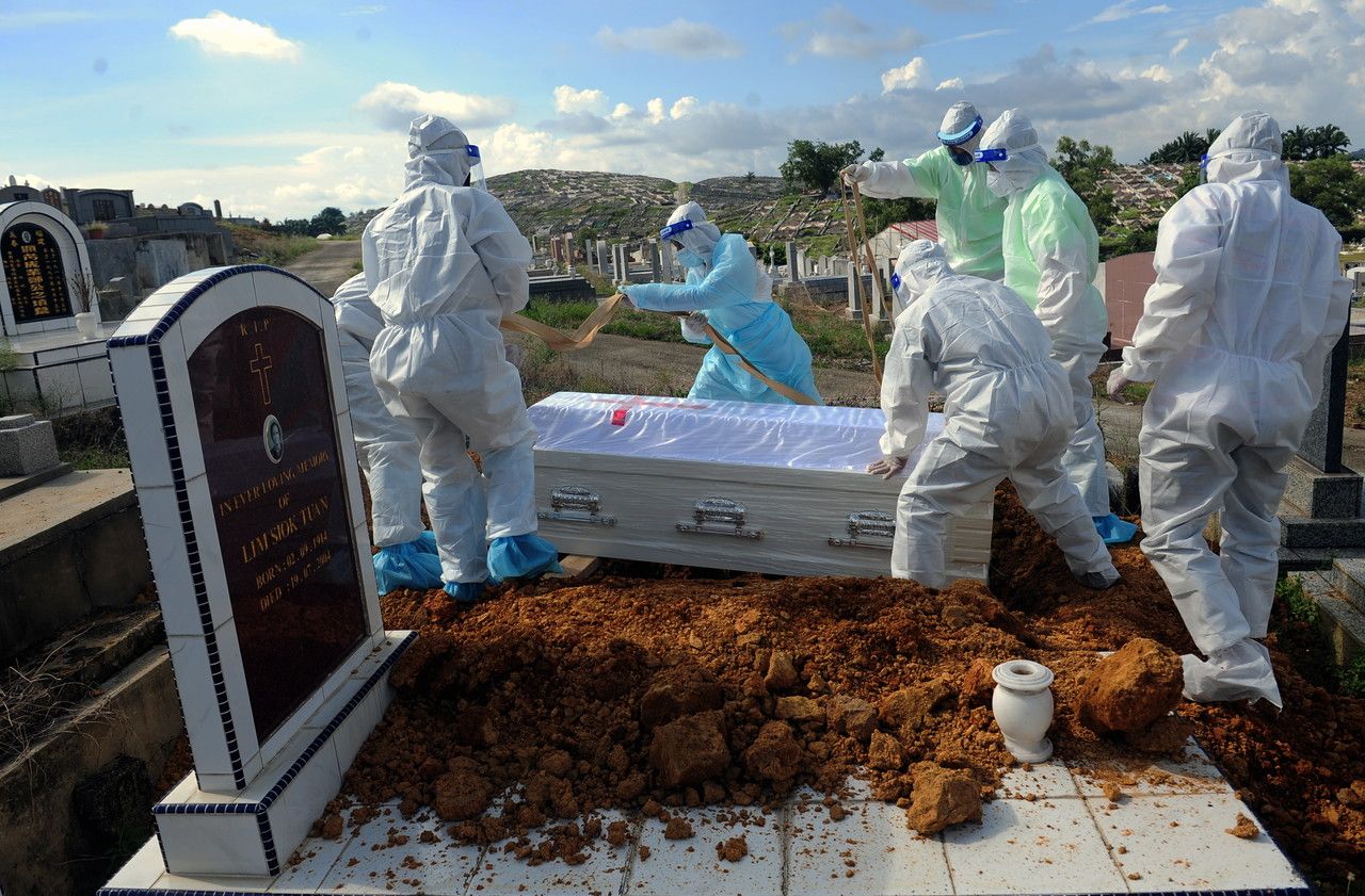 பிரேதங்களை நல்லடக்கம் செய்வதிலும்  ஊழல்- 5 ஐந்து மருத்துவமனைப் பணியாளர்கள் கைது