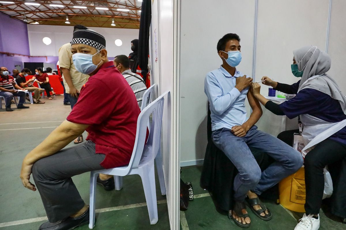 மலேசியர்களில் 69 விழுக்காட்டினர் தடுப்பூசியை முழுமையாகப் பெற்றனர்