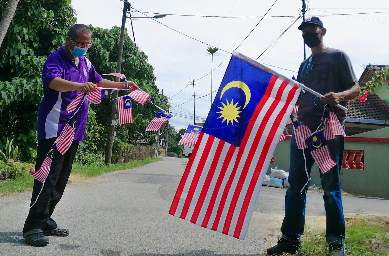 Pertubuhan kebajikan kampung berhabis RM700 pasang 100 Jalur Gemilang