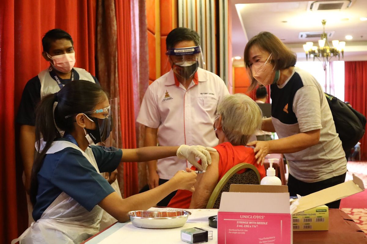 Warga emas 90 tahun teruja terima Selvax serentak bersama dua anak