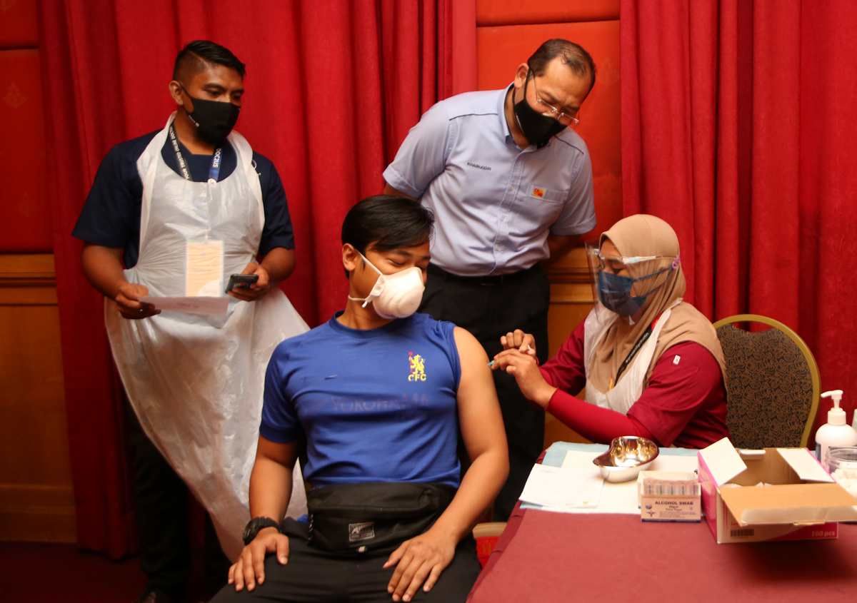 பெட்டாலிங் பெர்டானா மாவட்டத்திலுள்ள 25,000 மாணவர்கள் இரண்டாவது டோஸ் தடுப்பூசியைப் பெறுவர்