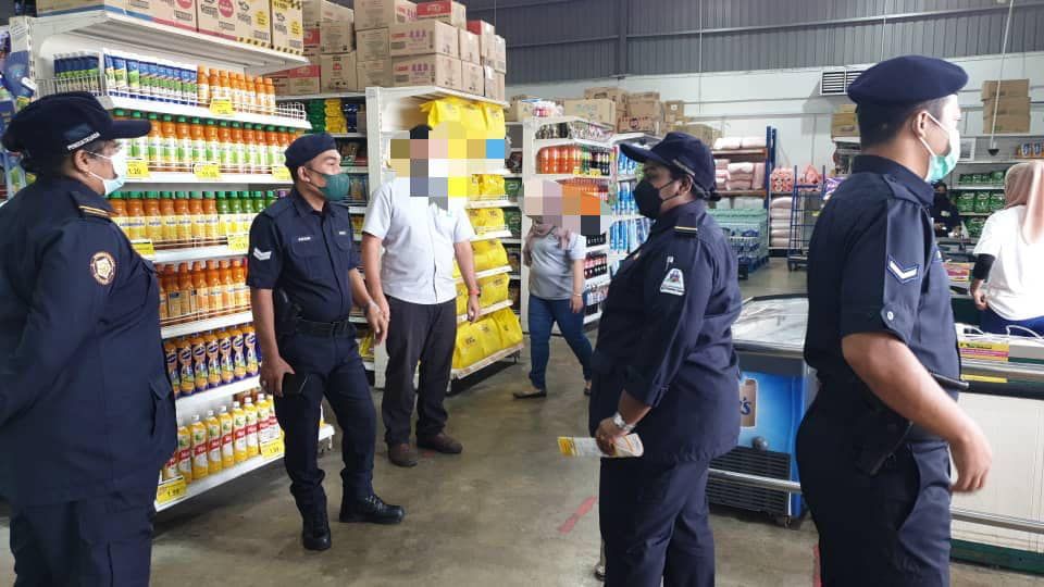 士拉央市会偕警方取缔 仅1仓库没执照接罚单