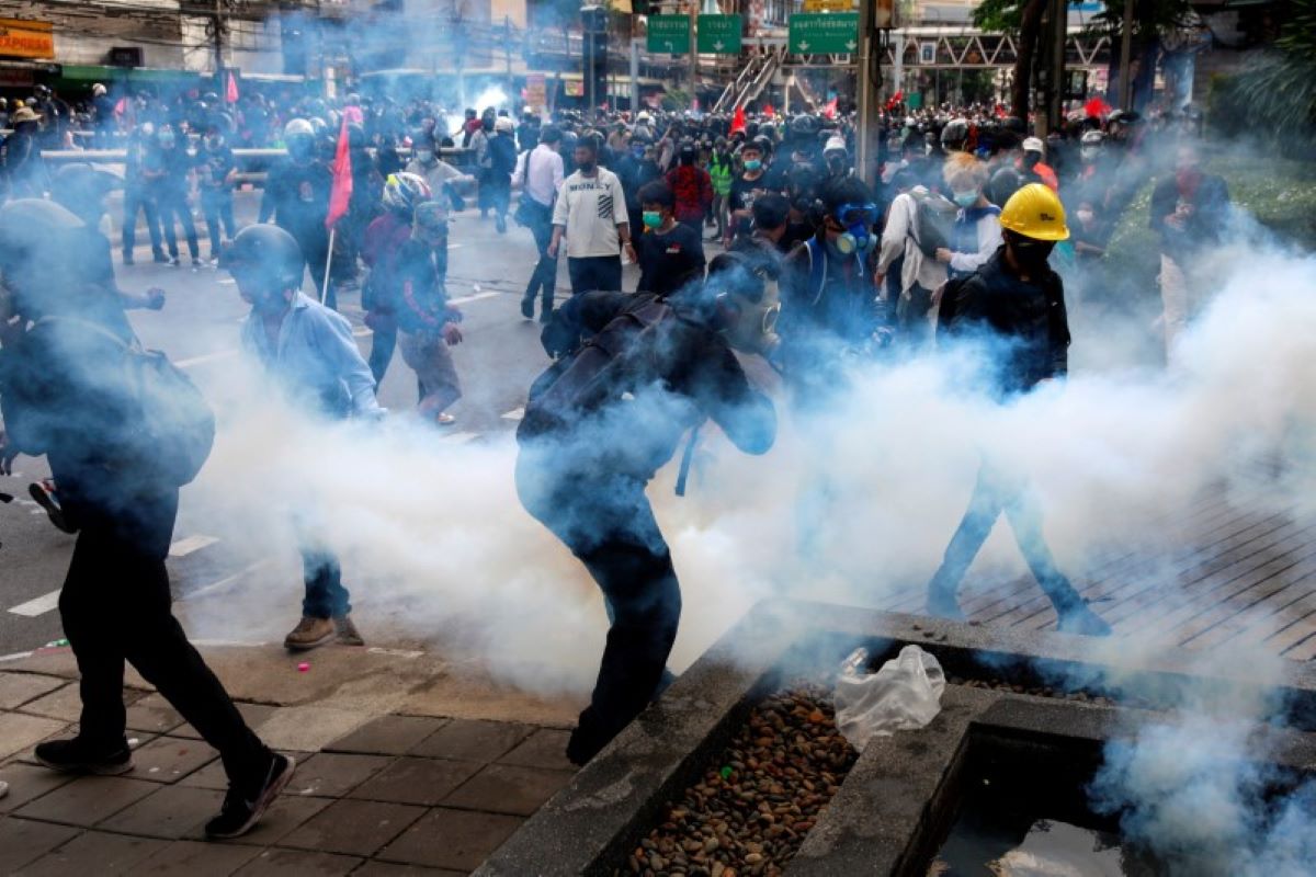 Thai anti-government protesters clash with police in Bangkok