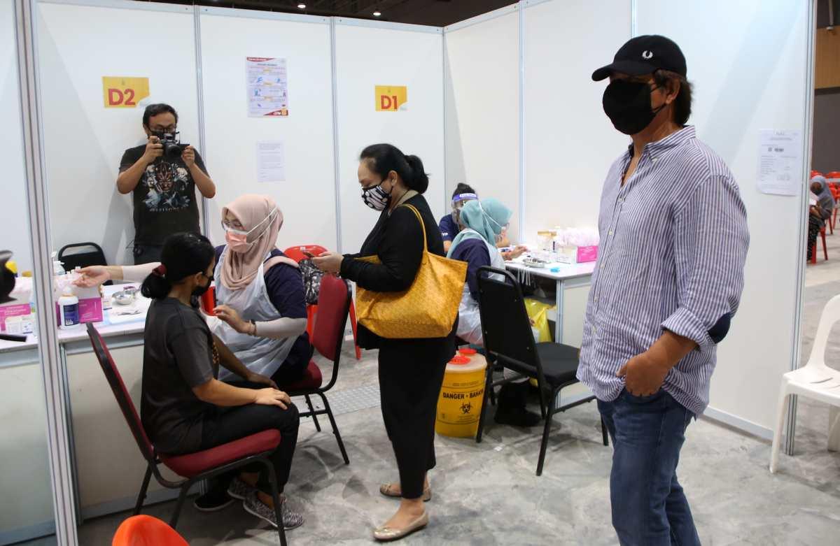 M Nasir, isteri bawa pembantu rumah suntik vaksin negeri