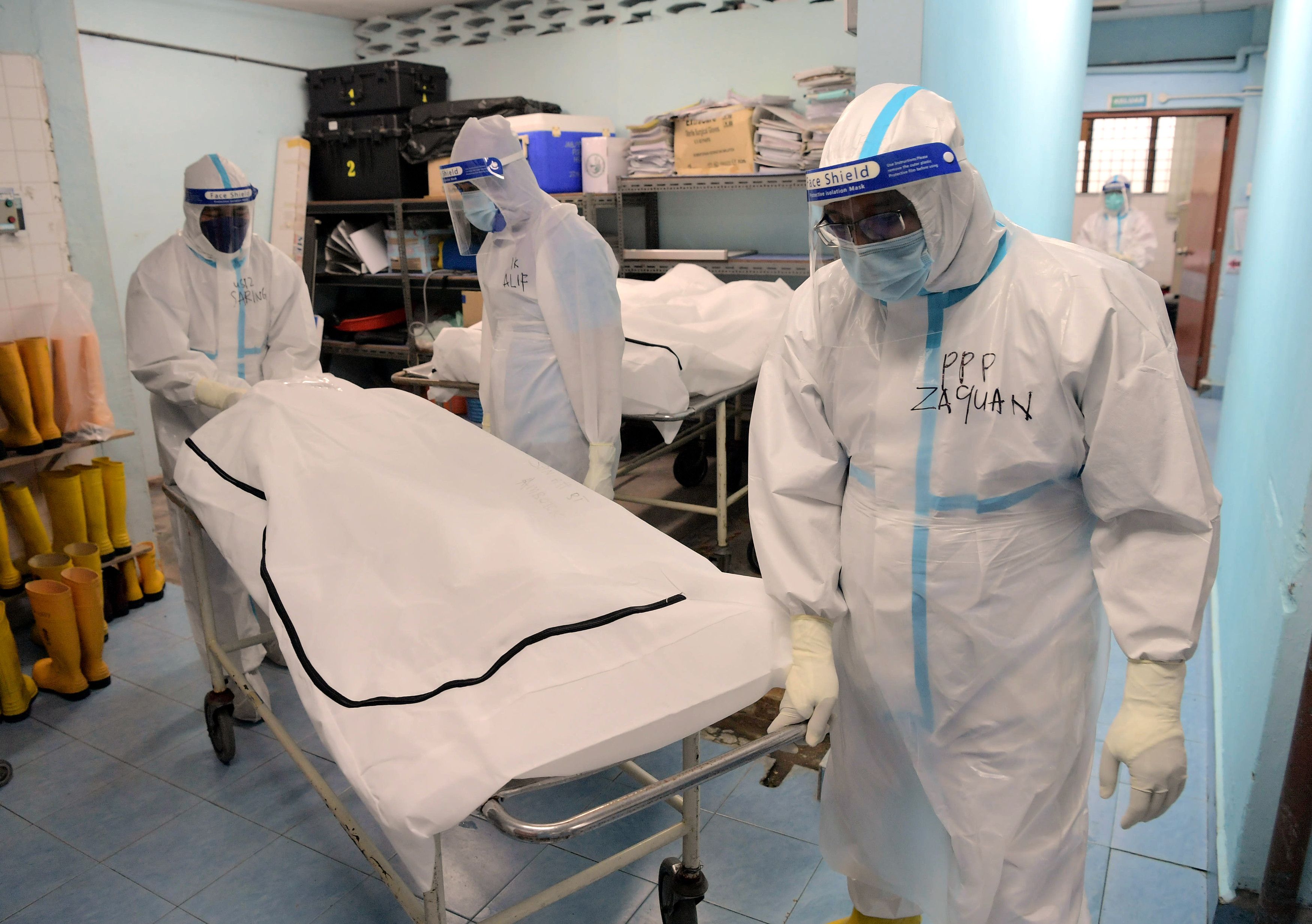 冠病死者没有葬礼仪式 家人仅能远处观望送别