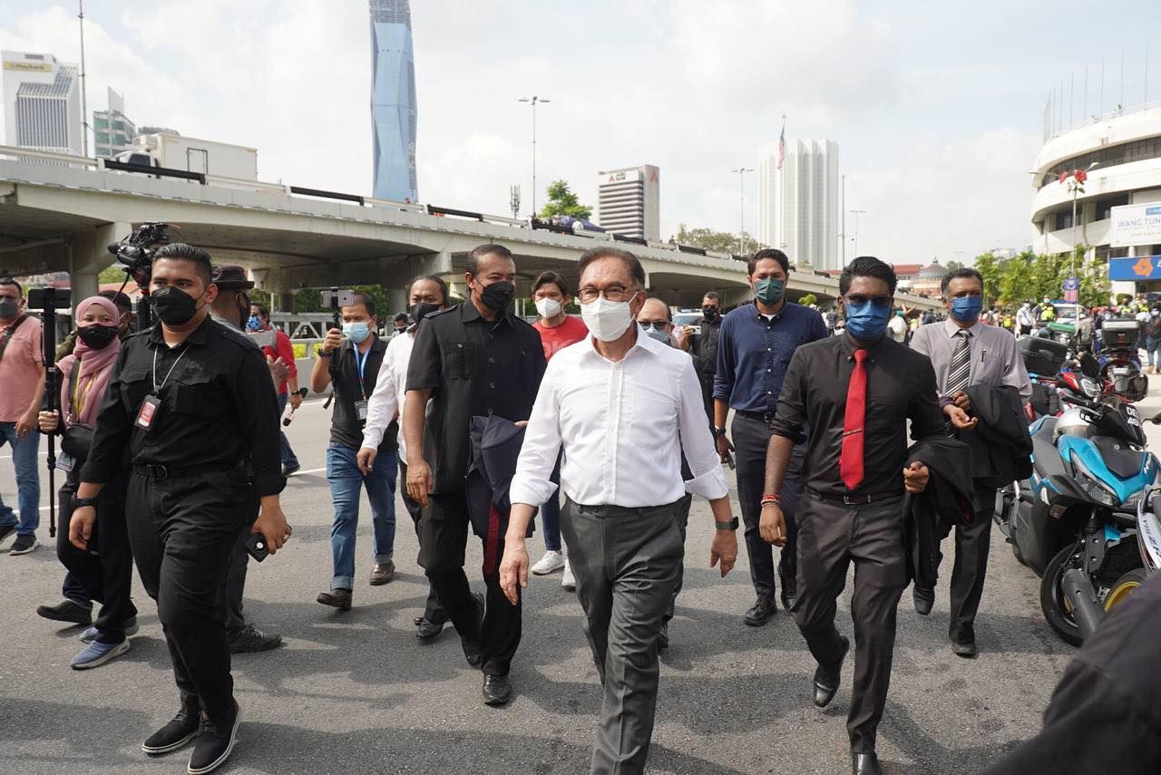 நாடாளுமன்றத்தில் நுழைய முயன்ற எம்.பி.க்கள் தடுத்து நிறுத்தப்பட்டனர்