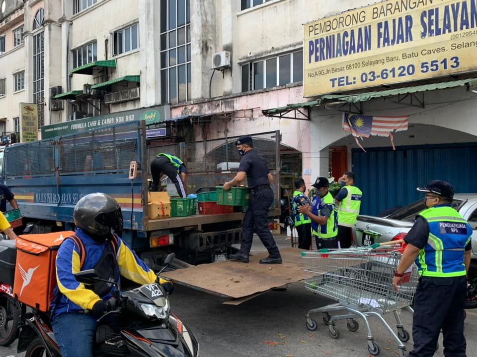 士拉央市会充公12缅甸小贩 近一公吨蔬菜与做生意工具