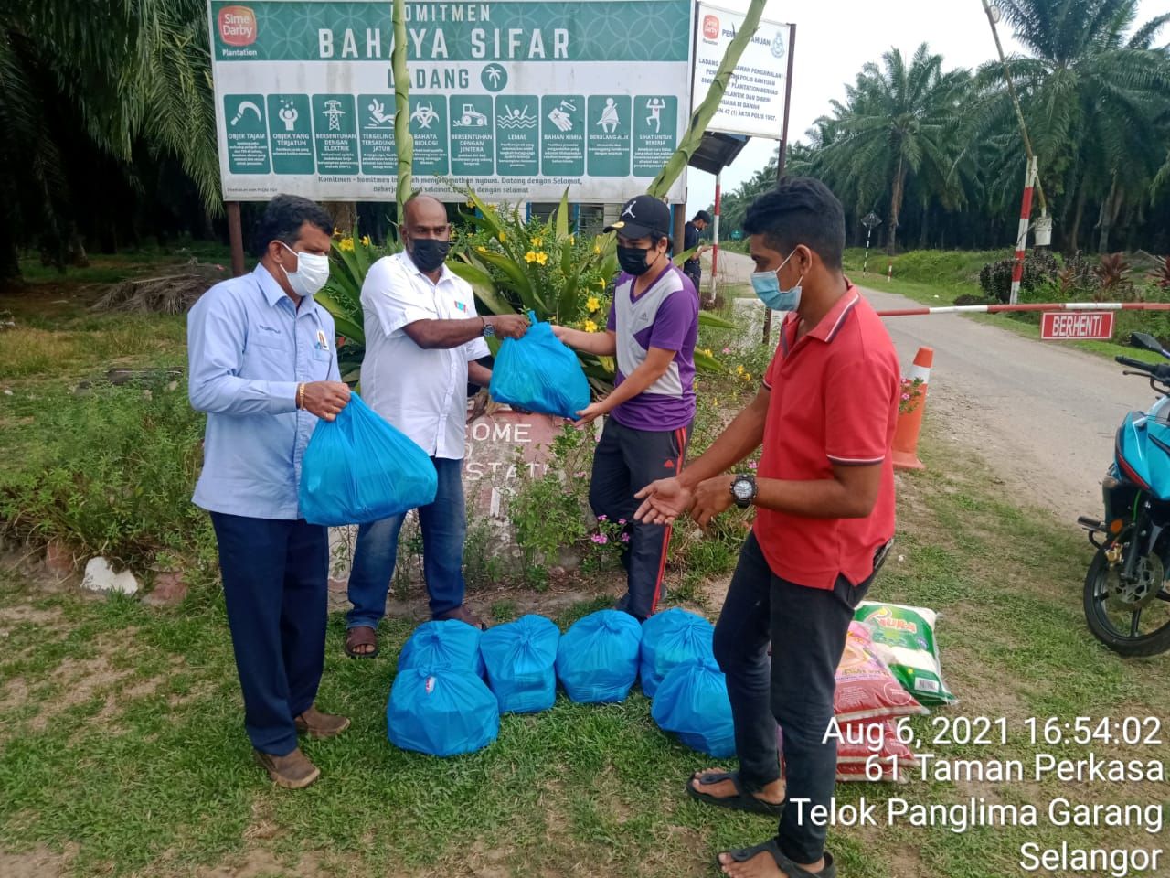 பூலாவ் கேரியில் நோயினால் பாதிக்கப்பட்ட மக்களுக்கு உணவு உதவி