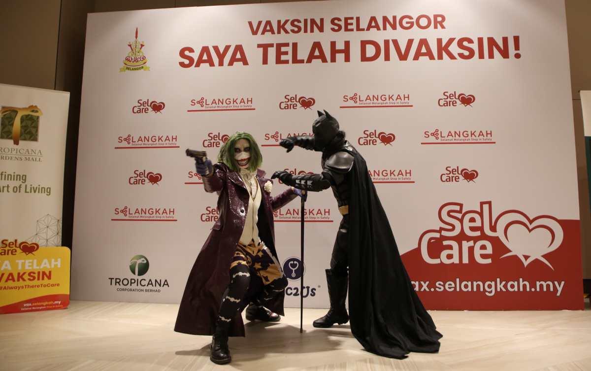 Lelaki berkostum Batman, Joker hiburkan penerima vaksin Selangor