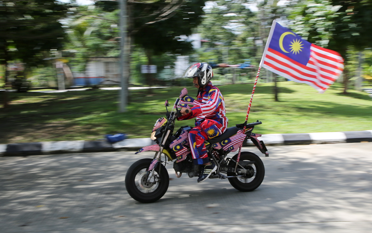 Pesara berhabis ratusan ringgit jahit baju `berwajah' Jalur Gemilang