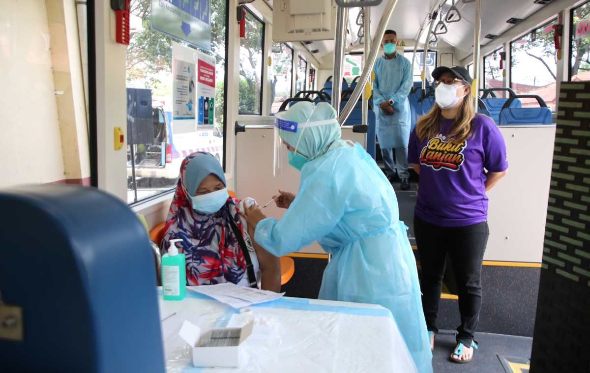 Orang Asli wanita suntik vaksin dalam bas, lebih selesa