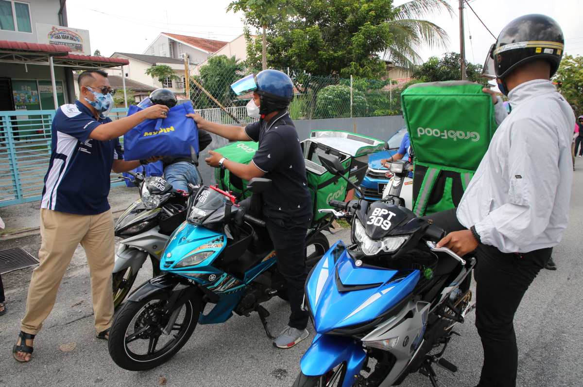 Wakil rakyat Seri Setia sumbang 100 pek makanan asas