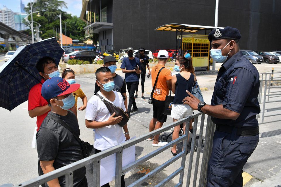 警方促接种中心提前报备人数 防人多SOP失守