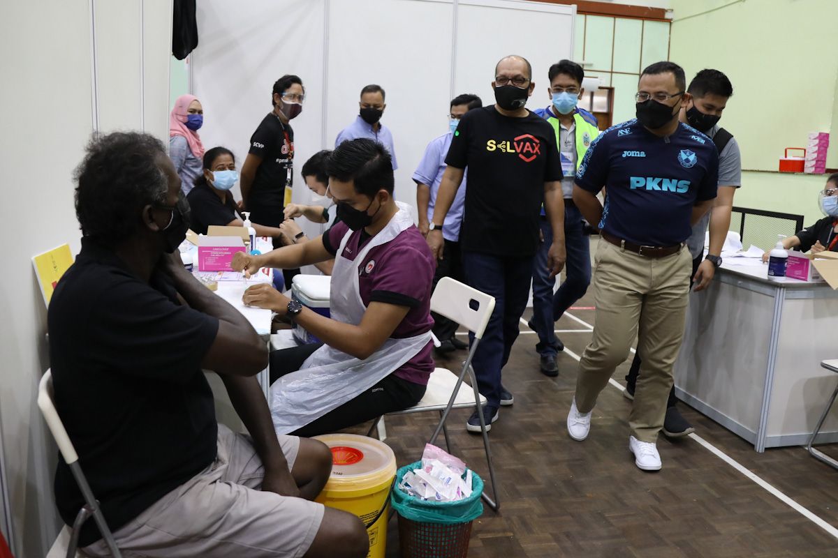 தினசரி 150,000க்கும் மேற்பட்டோருக்கு தடுப்பூசி: இலக்கை தாண்டியது சிலாங்கூர்