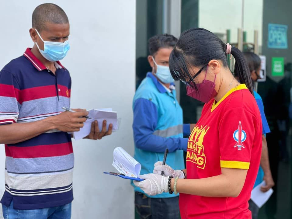 王诗棋：保护社区“无名英雄” 400达鲁益山员工接种疫苗