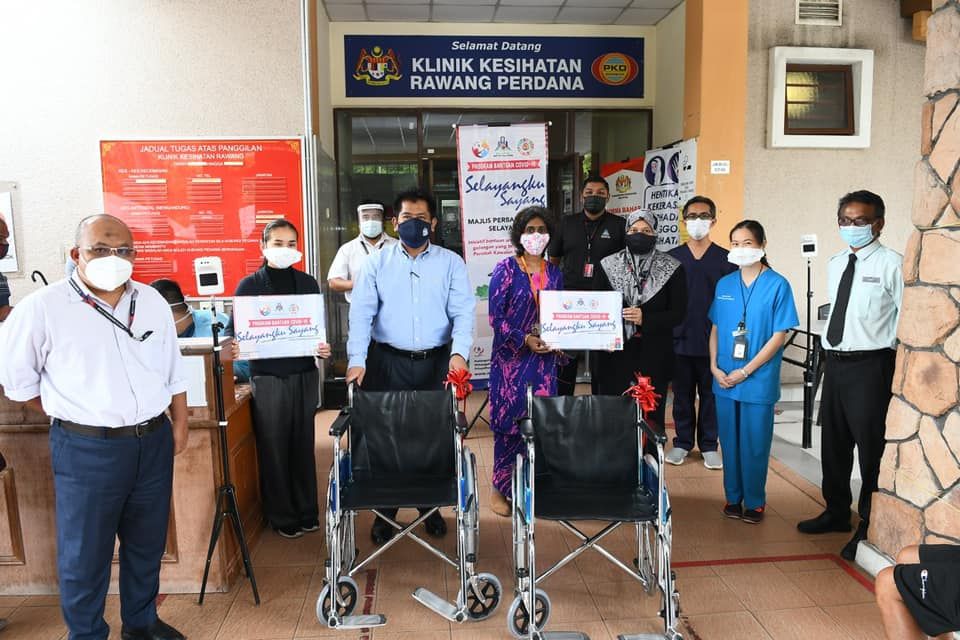 士拉央市会捐20轮椅给县卫生局 为民提供更好服务