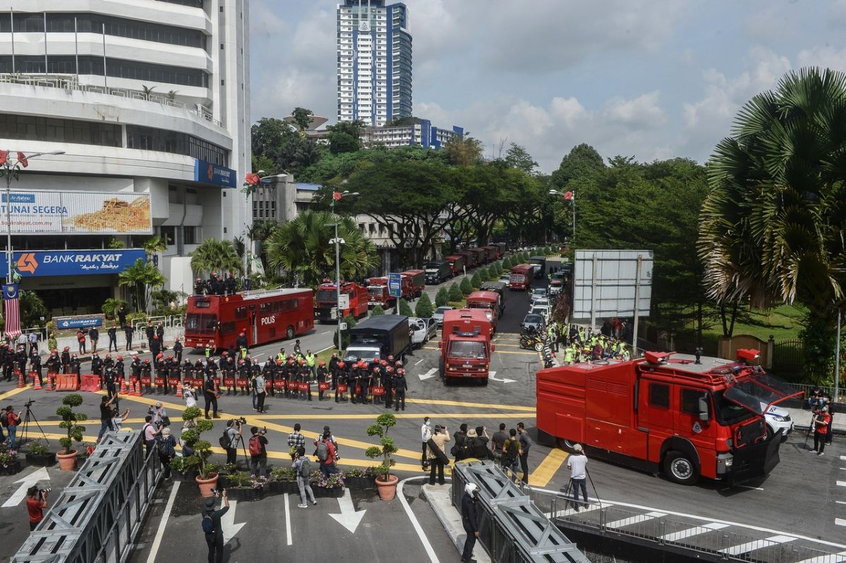 Malaysian opposition march on Parliament, demand PM resigns